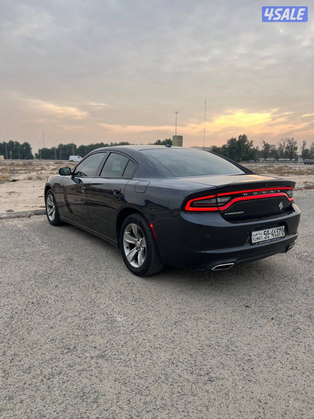 للبيع شارجر موديل 2019 ماشي 130 الف3