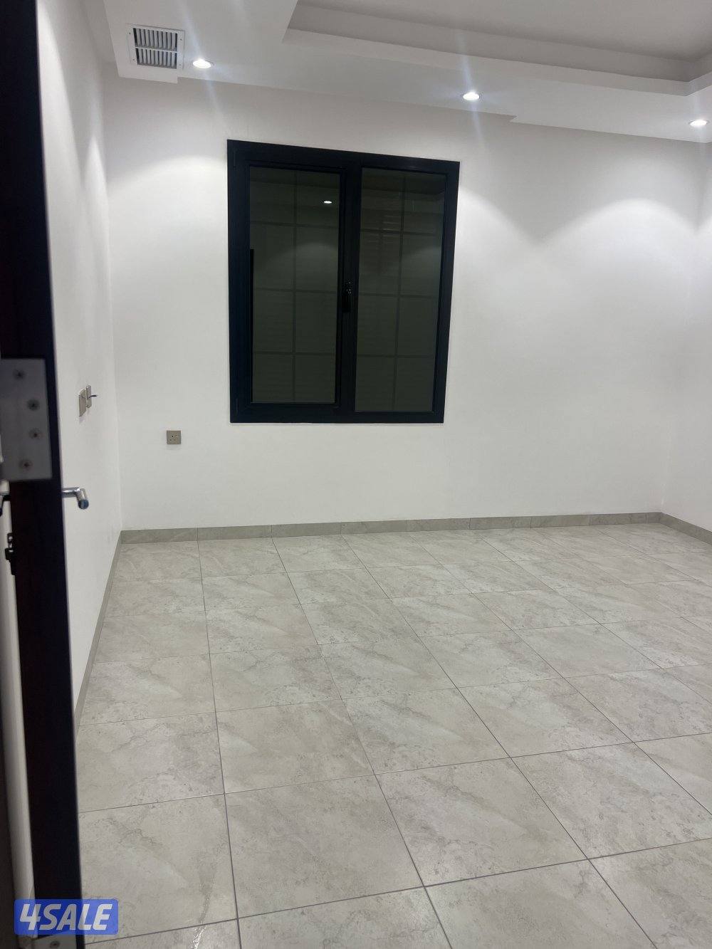 للايجار شقه 3 غرف وحمامين ومطبخ وصاله1