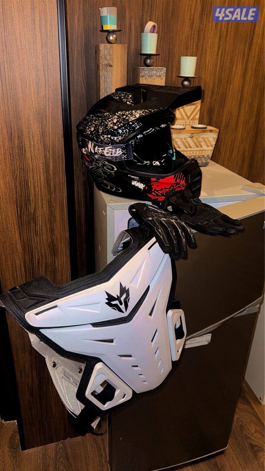 للبيع خوذه و دس سوس وسيفتي صدر ونظارة0