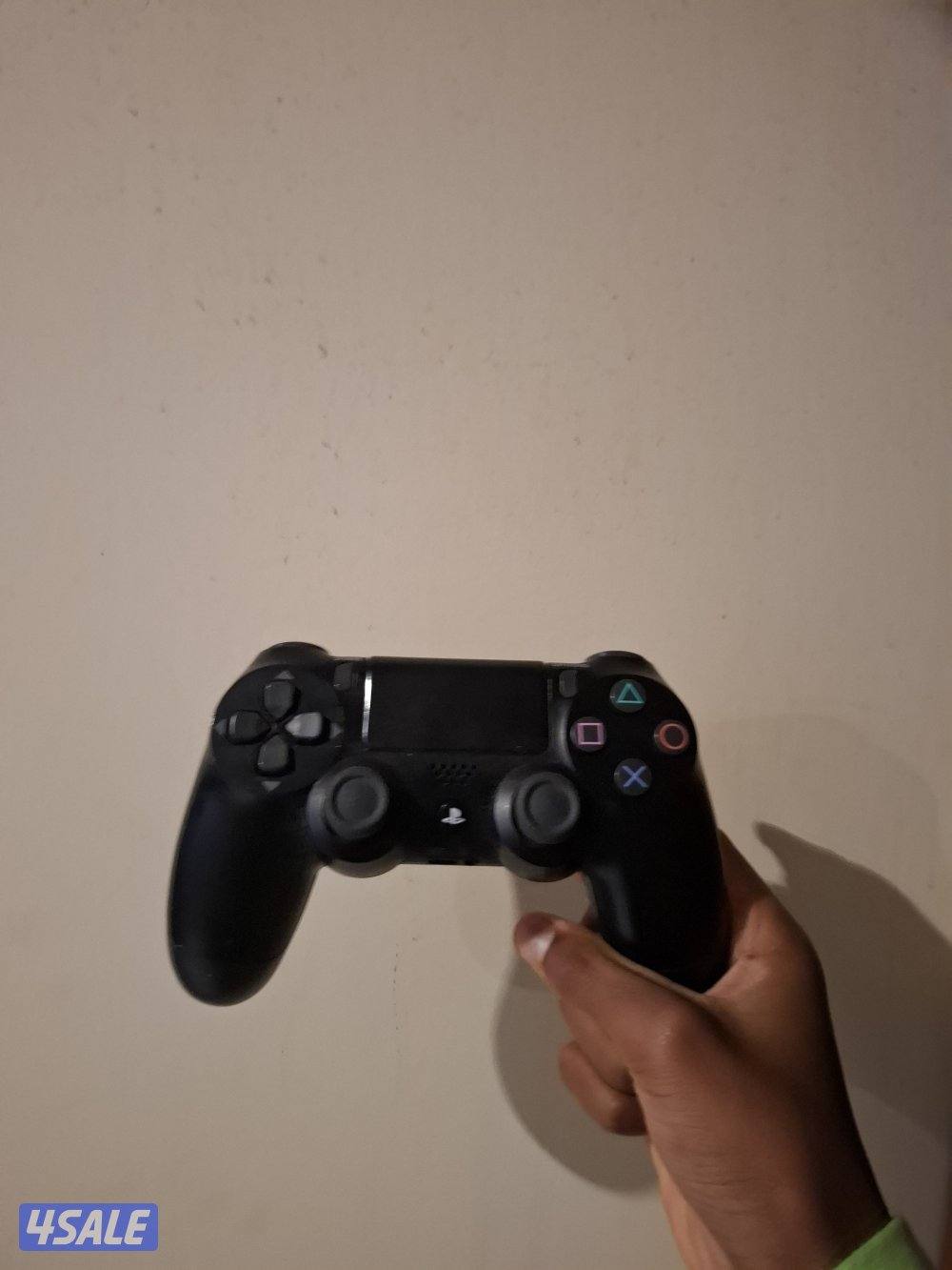 يد سوني٤ اصليه ومافيها مشاكل يشتغلون على البيسي و السوني1