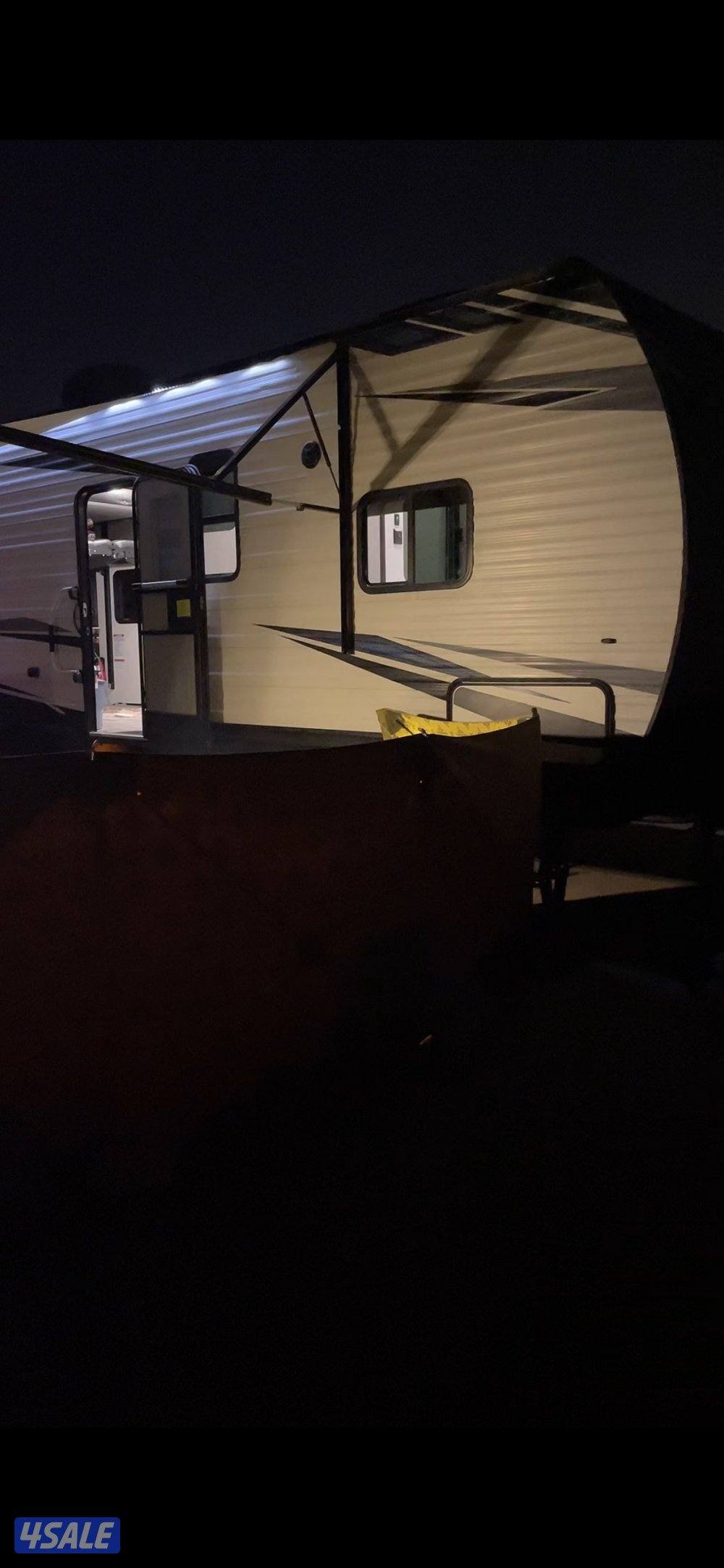 اجار كرفان مكون من غرفة نوم وصاله وحمام ومطبخ متكامل وقعده خارجيه أرضي1