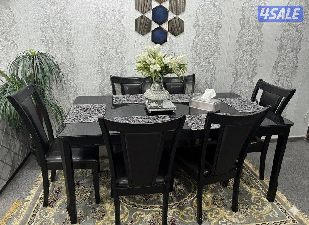 Dining table in very good condition. Sturdy, clean, and well-maintaine0