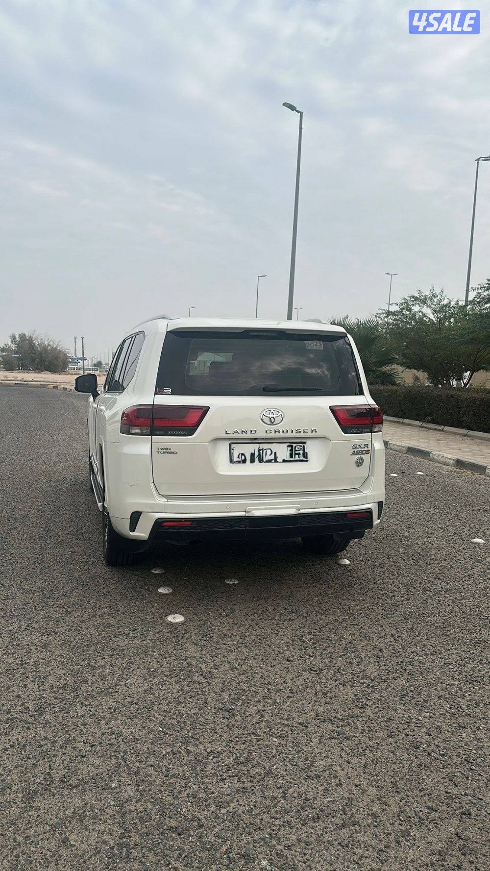 بيع سيارة لاند كروزر ٢٠٢٣2