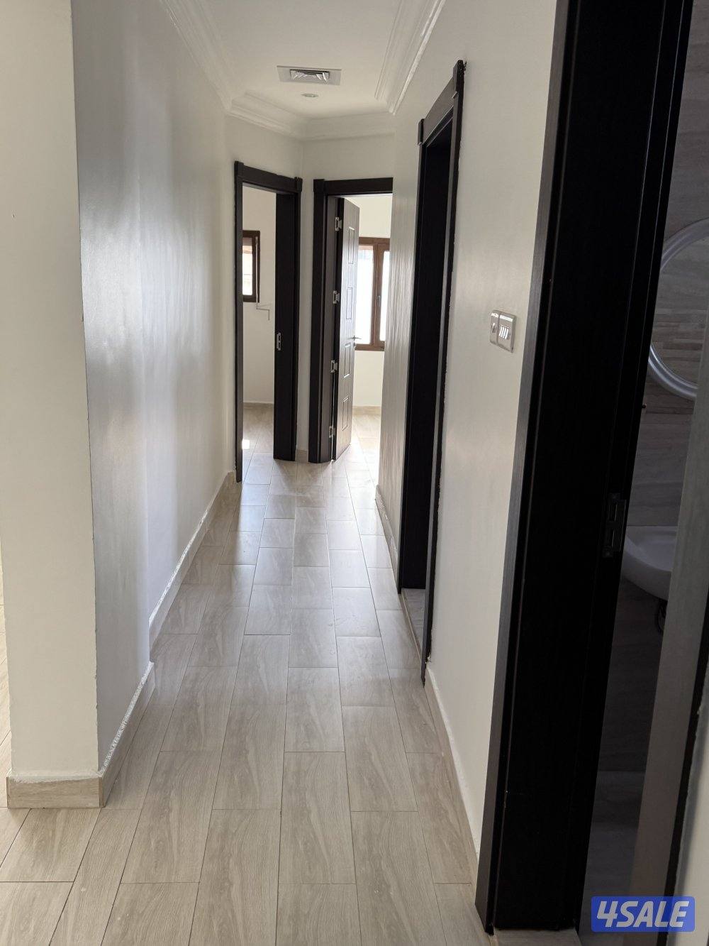 للإيجار شقة 3 غرف وحمامين وغرفة صغيرة ومطبخ عوايل فقط4