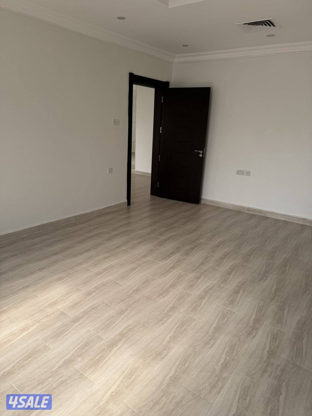 للإيجار شقة 3 غرف وحمامين وغرفة صغيرة ومطبخ عوايل فقط10