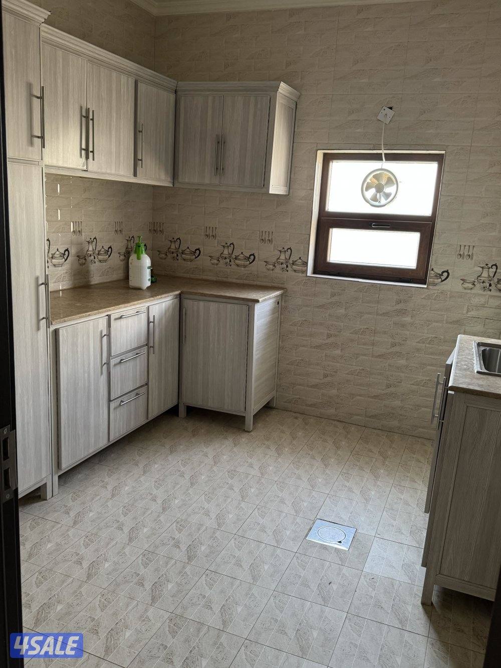 للإيجار شقة 3 غرف وحمامين وغرفة صغيرة ومطبخ عوايل فقط11