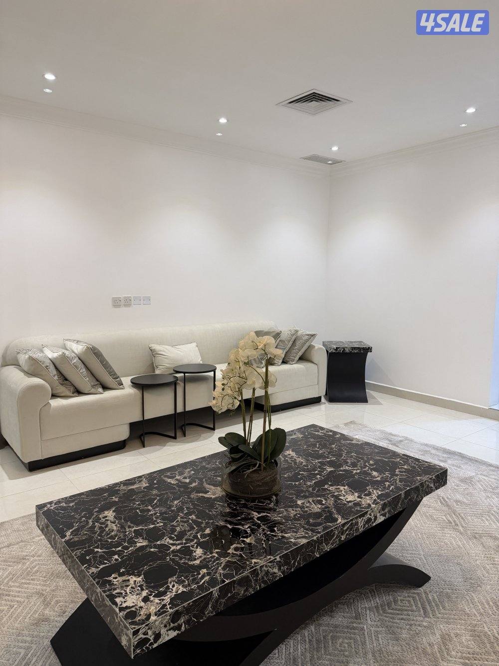 كنب صالة مع الطاولات3