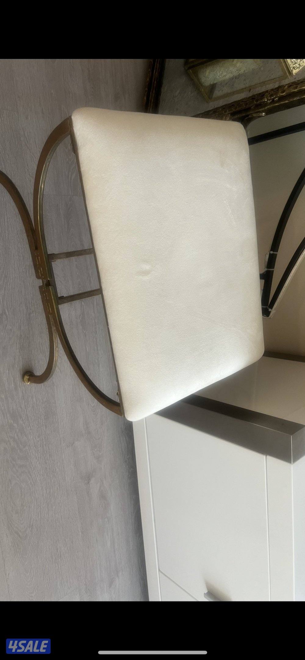 عدد ٢ كرسي باللون الأبيض والذهبي سعر الكرسي الواحد ١٢ د.ك0
