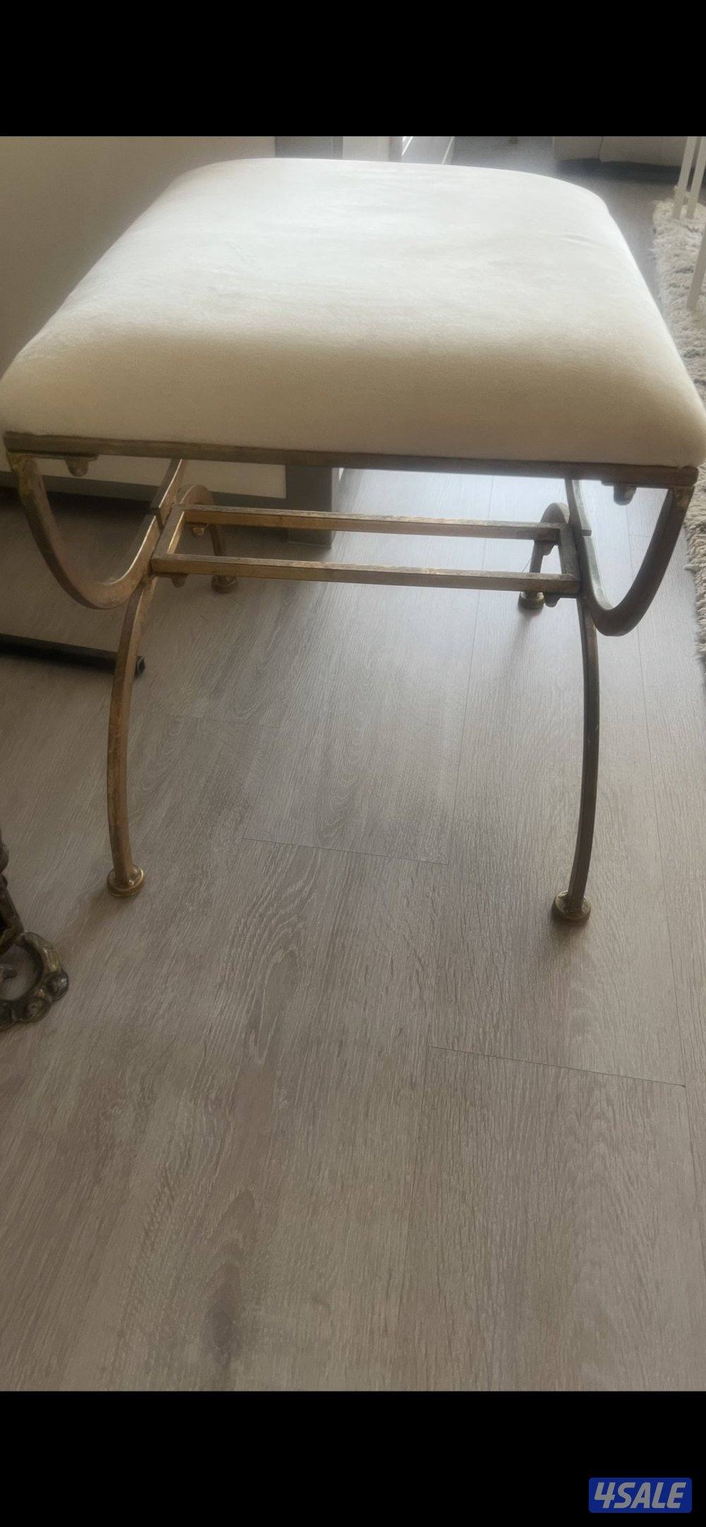 عدد ٢ كرسي باللون الأبيض والذهبي سعر الكرسي الواحد ١٢ د.ك1