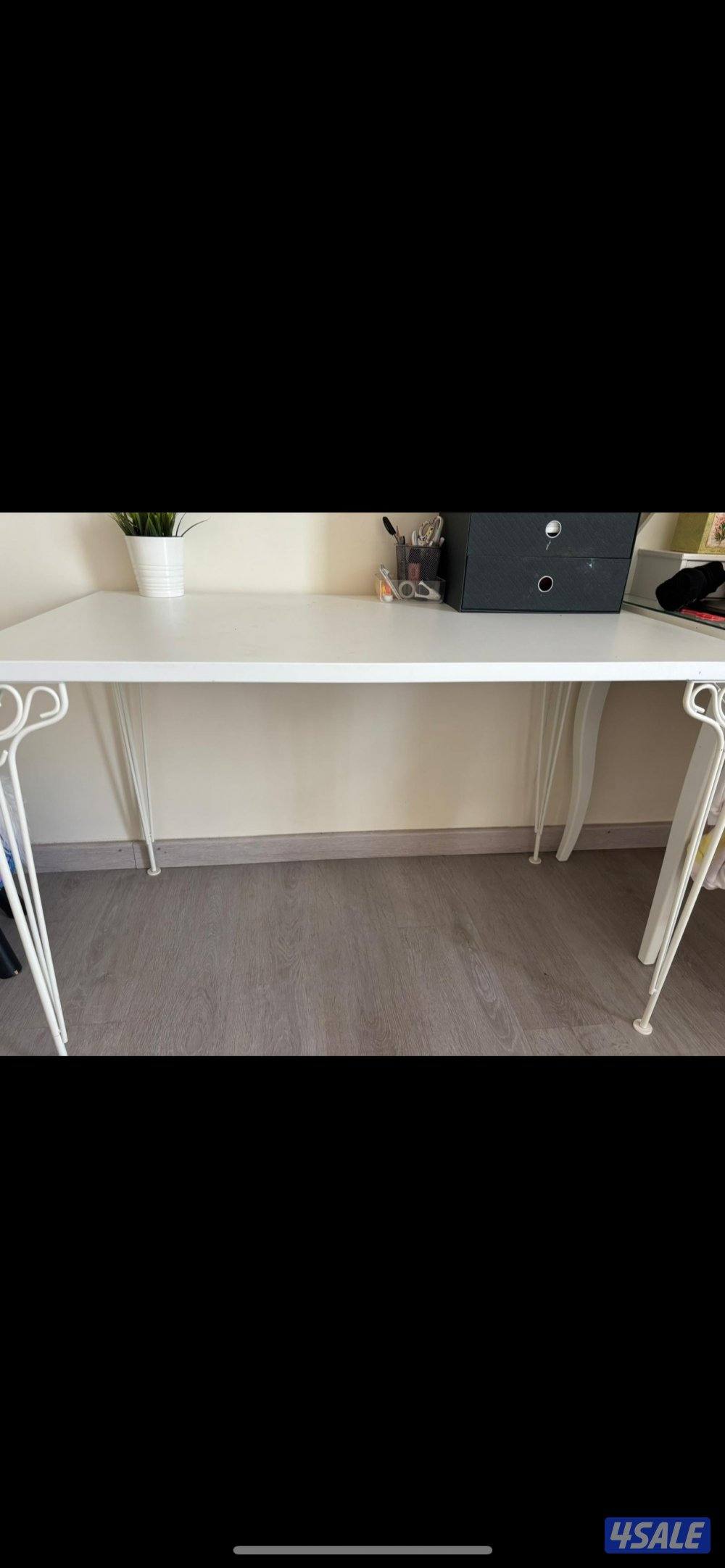 طاولة مكتب او تنفع طاولة سفرة باللون الأبيض وبحاله ممتازة1