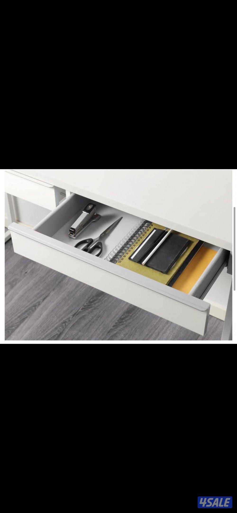 طاولة تسريحة باللون الابيض وبحاله جيدة1