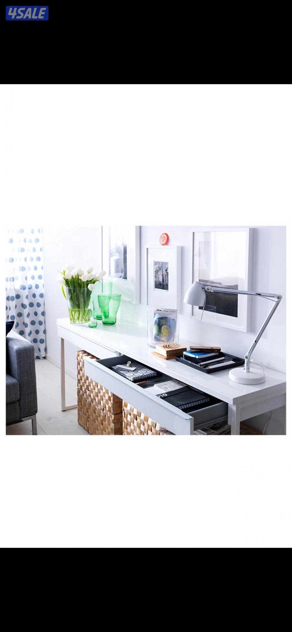 طاولة تسريحة باللون الابيض وبحاله جيدة2