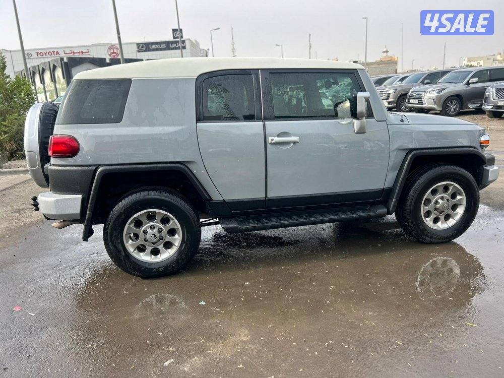 تويوتا FJ cruiser موديل 20133
