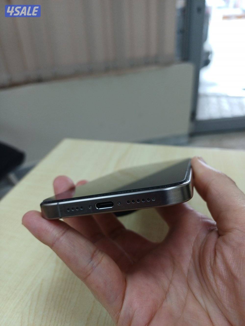 للبيع ايفون ١٥ بروم ماكس بحالة ممتازة ٢٥٦ قيقا استعمال ست اشهر0