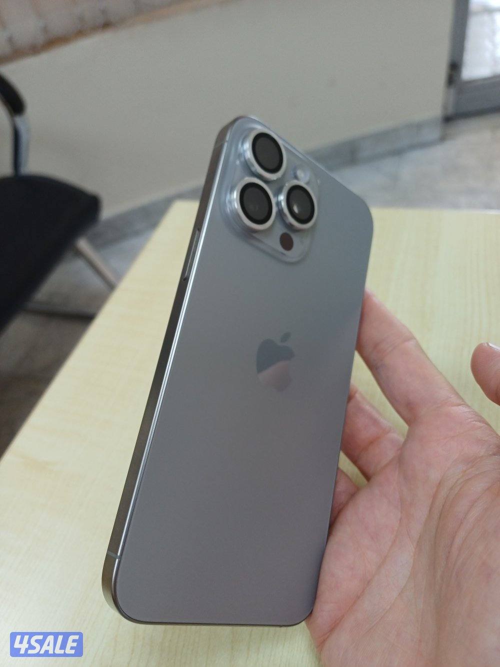 للبيع ايفون ١٥ بروم ماكس بحالة ممتازة ٢٥٦ قيقا استعمال ست اشهر1