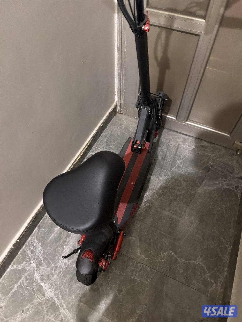 سكوتر نضيف بس المفتاح ضايع و التاير منسم أنا شاريه ب ١١٠0