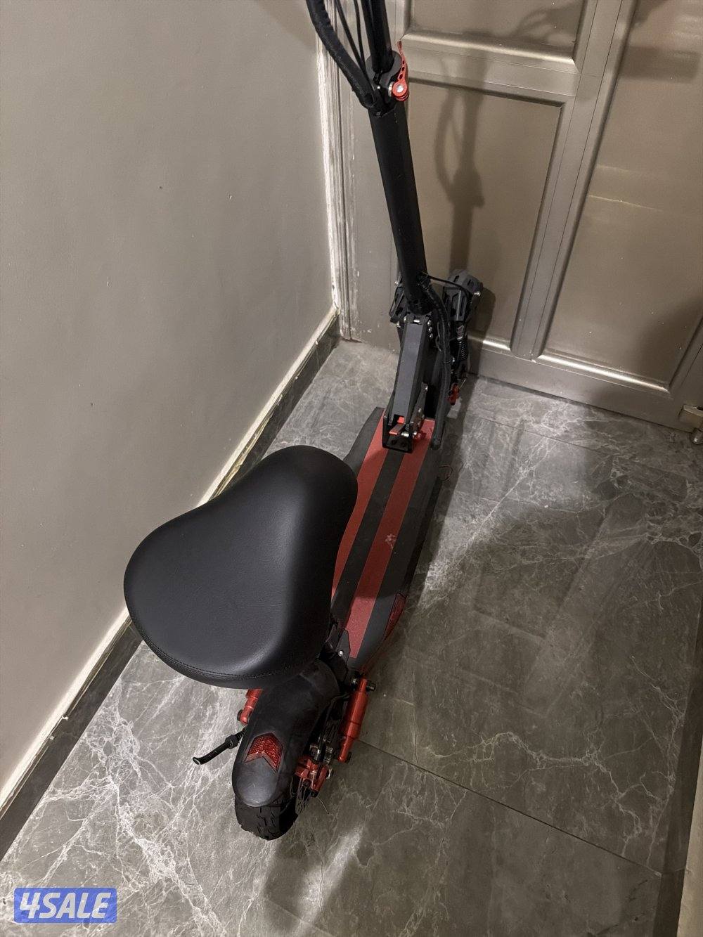 سكوتر نضيف بس المفتاح ضايع و التاير منسم أنا شاريه ب ١١٠1