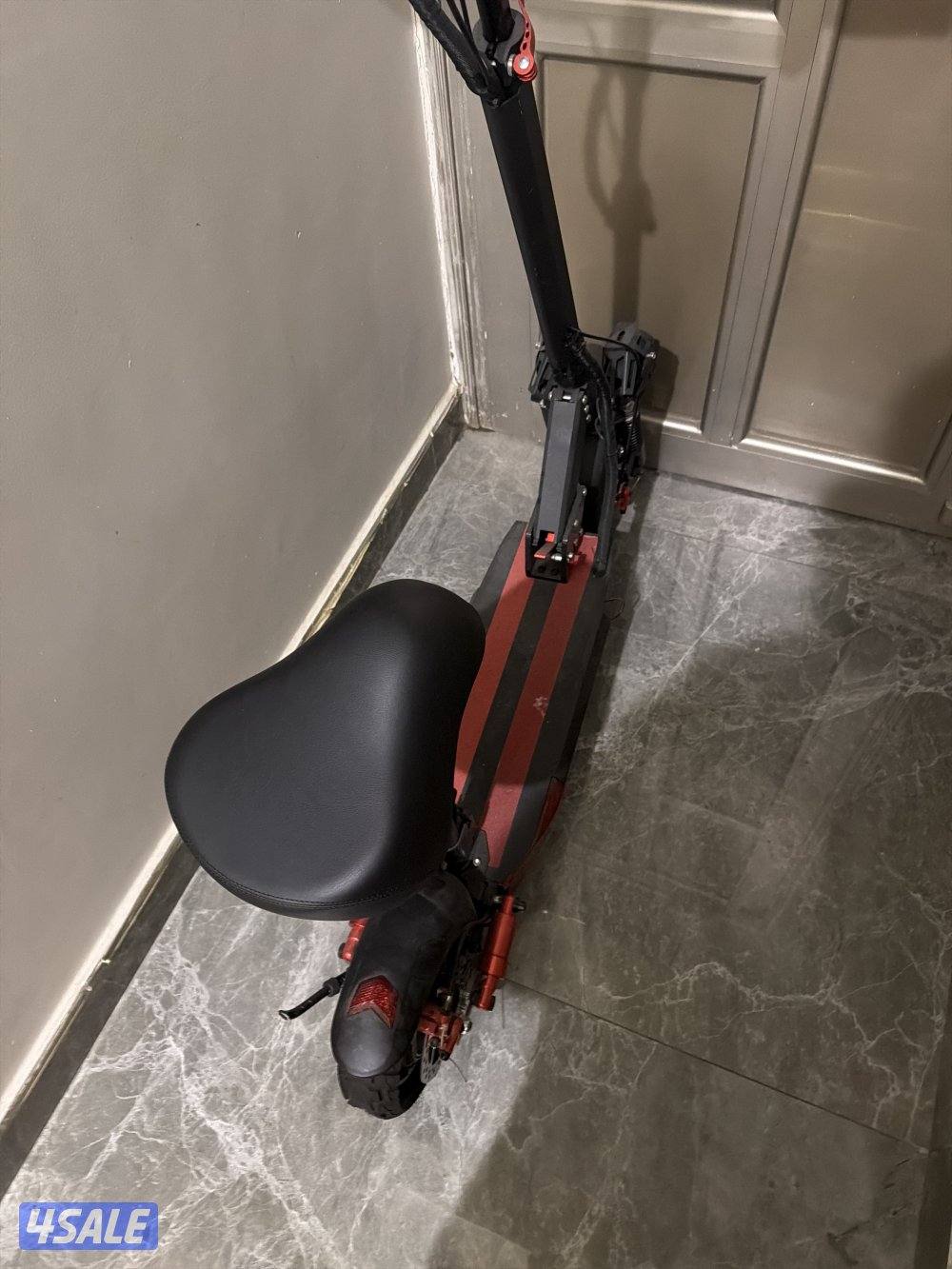 سكوتر نضيف بس المفتاح ضايع و التاير منسم أنا شاريه ب ١١٠2