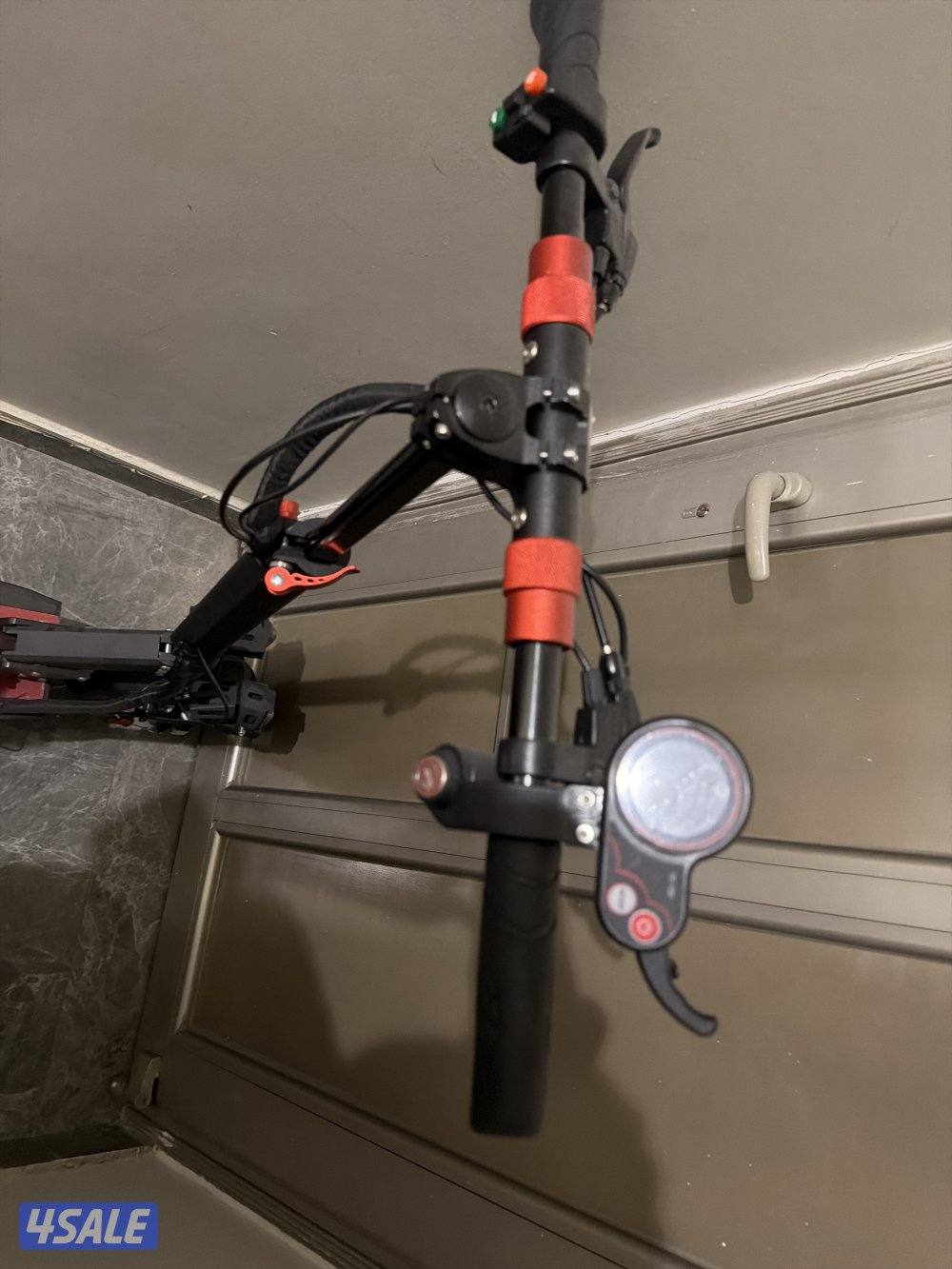 سكوتر نضيف بس المفتاح ضايع و التاير منسم أنا شاريه ب ١١٠3