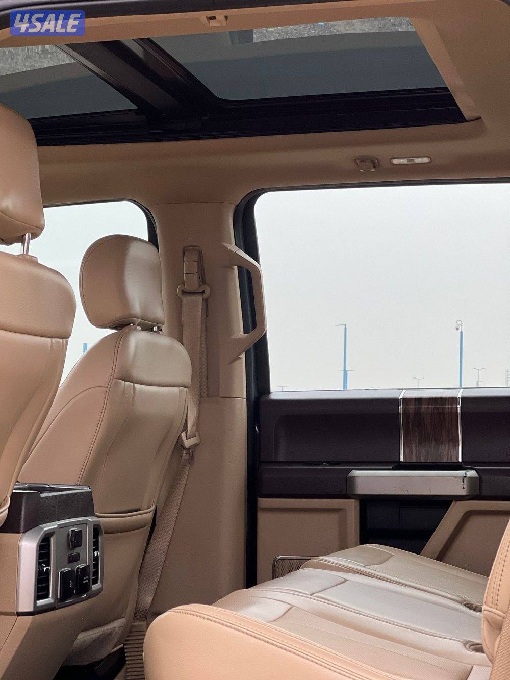 وانيت لاريت بحاله ممتازه صبغ الوكاله 20206