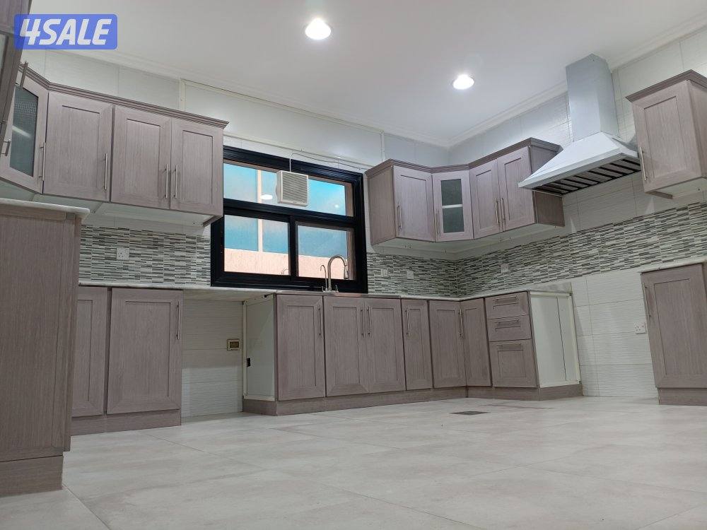 للإيجار فيلا VIP في غرب عبدالله المبارك ١٥٠٠ دك ارضي وشقتين وديوانية3