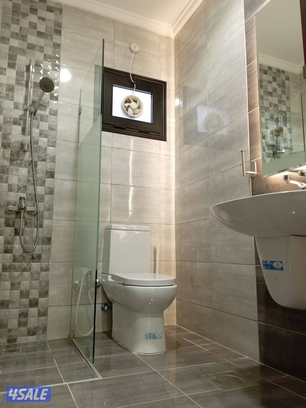 للإيجار فيلا VIP في غرب عبدالله المبارك ١٥٠٠ دك ارضي وشقتين وديوانية4