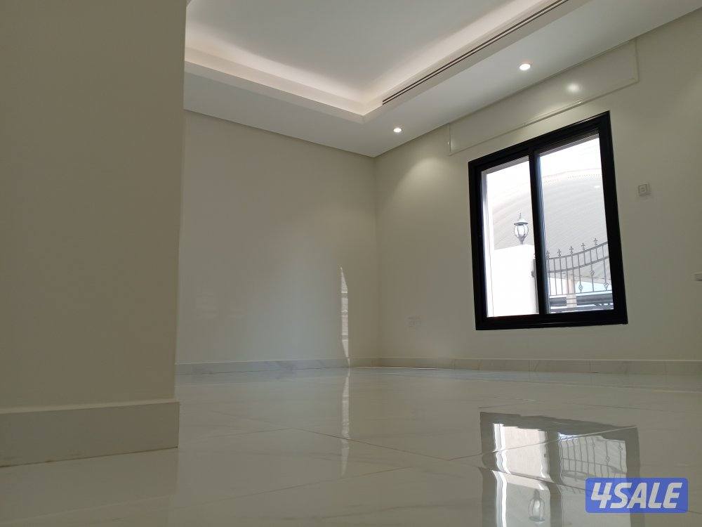 للإيجار فيلا VIP في غرب عبدالله المبارك ١٥٠٠ دك ارضي وشقتين وديوانية7