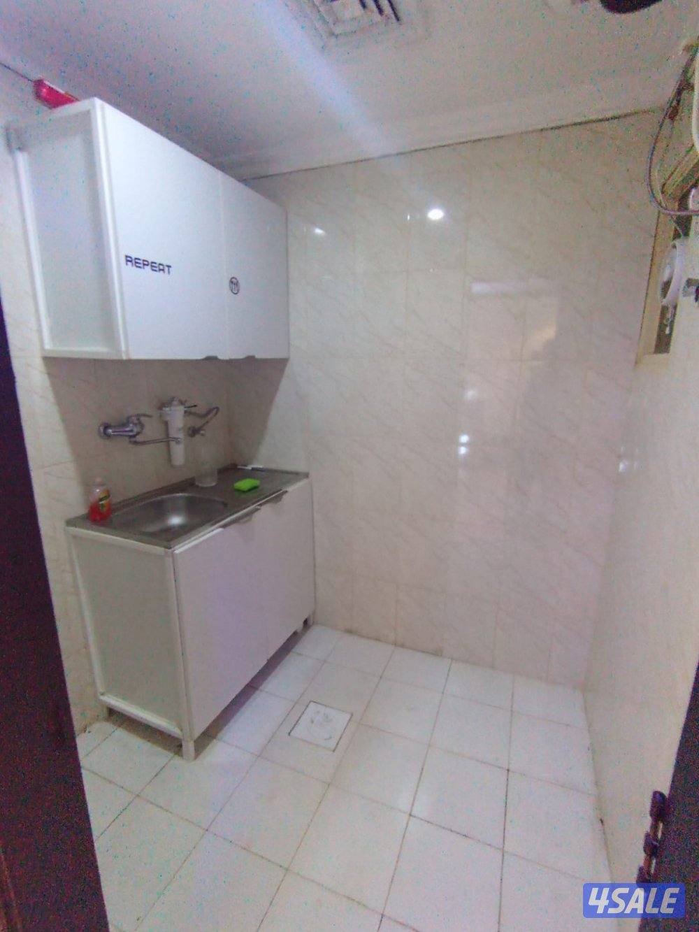 يوجد لدينا شقق ايجار غرفه وصاله ومطبخ وحمام تشطيب سوبر لوكس يوجد بركن8