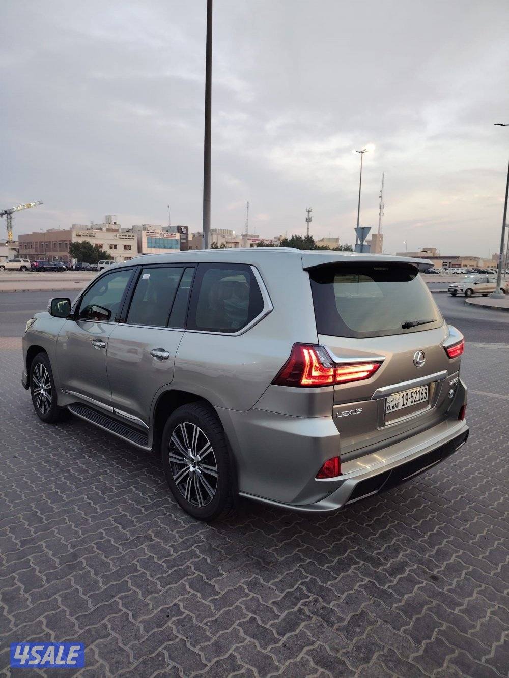 لكزس LX570 الساير 2021 سبورت بحاله نادره عداد 30 الف0