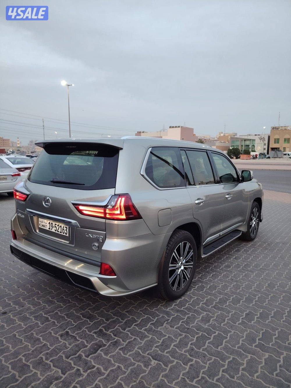 لكزس LX570 الساير 2021 سبورت بحاله نادره عداد 30 الف4