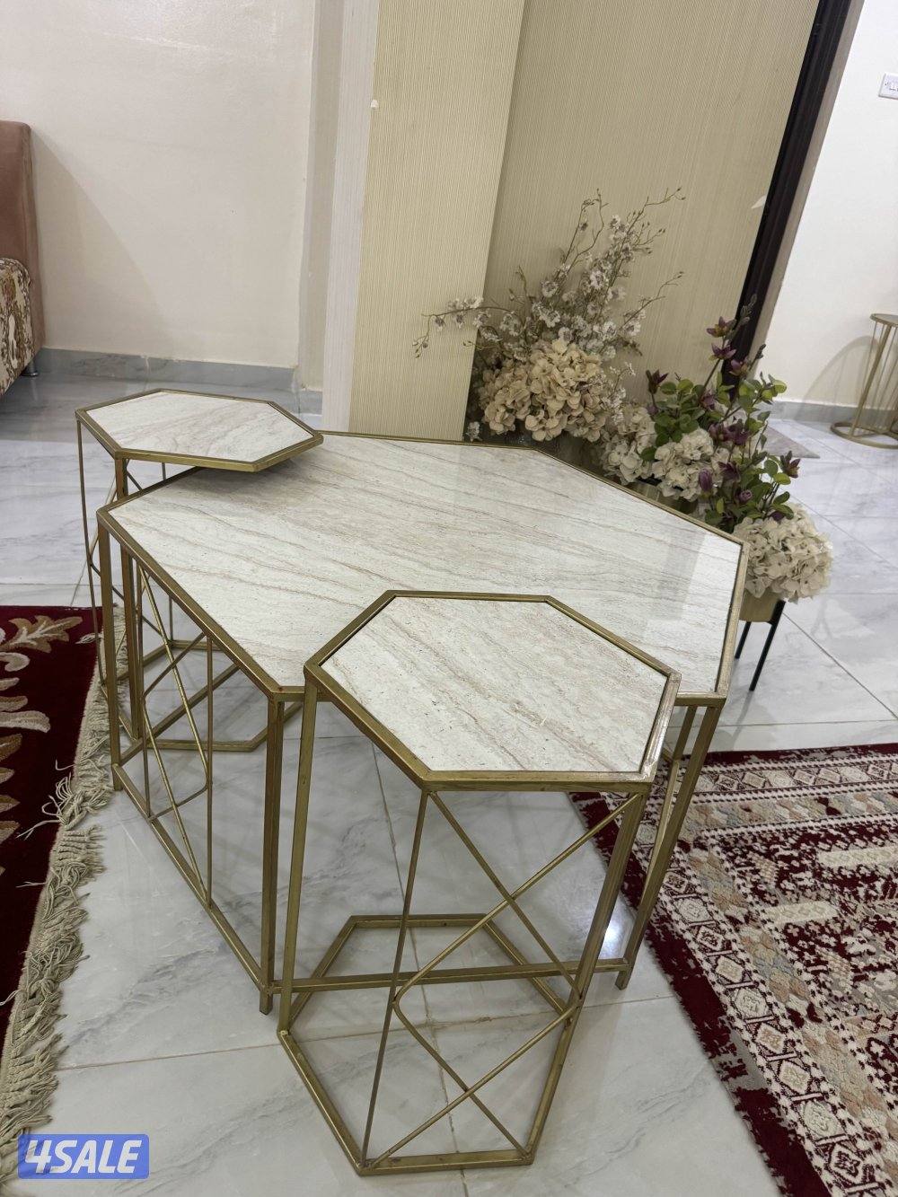 طاولتين استخدام نظيف مع طاولات صغار السعر 40 اخر سعر والنقل عليك1