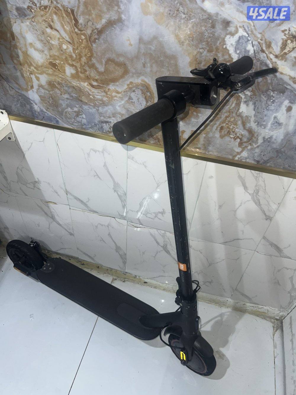 اسكوتر تشاومي الحالة ممتازة يمشي 25 مع الشاحن الشحنة الواحدة تمشيه 20k0