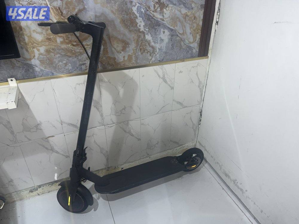 اسكوتر تشاومي الحالة ممتازة يمشي 25 مع الشاحن الشحنة الواحدة تمشيه 20k1