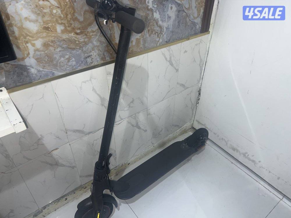 اسكوتر تشاومي الحالة ممتازة يمشي 25 مع الشاحن الشحنة الواحدة تمشيه 20k3