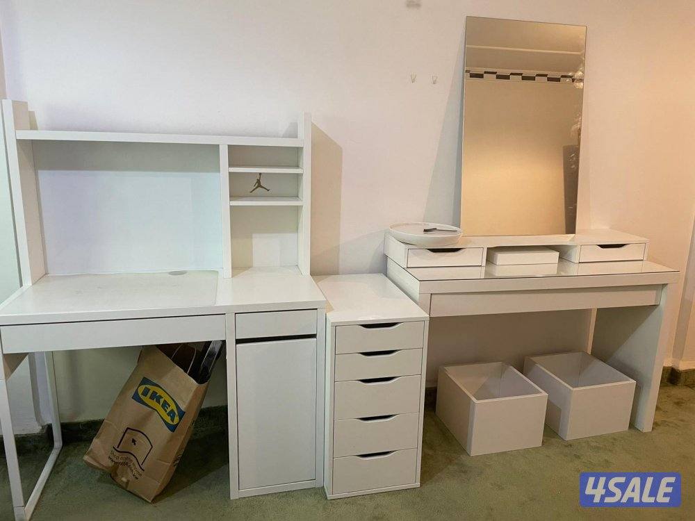 تواليت + مرايا + ٢ معلق تخزين للعطور +مكتب للدراسة والادراج0