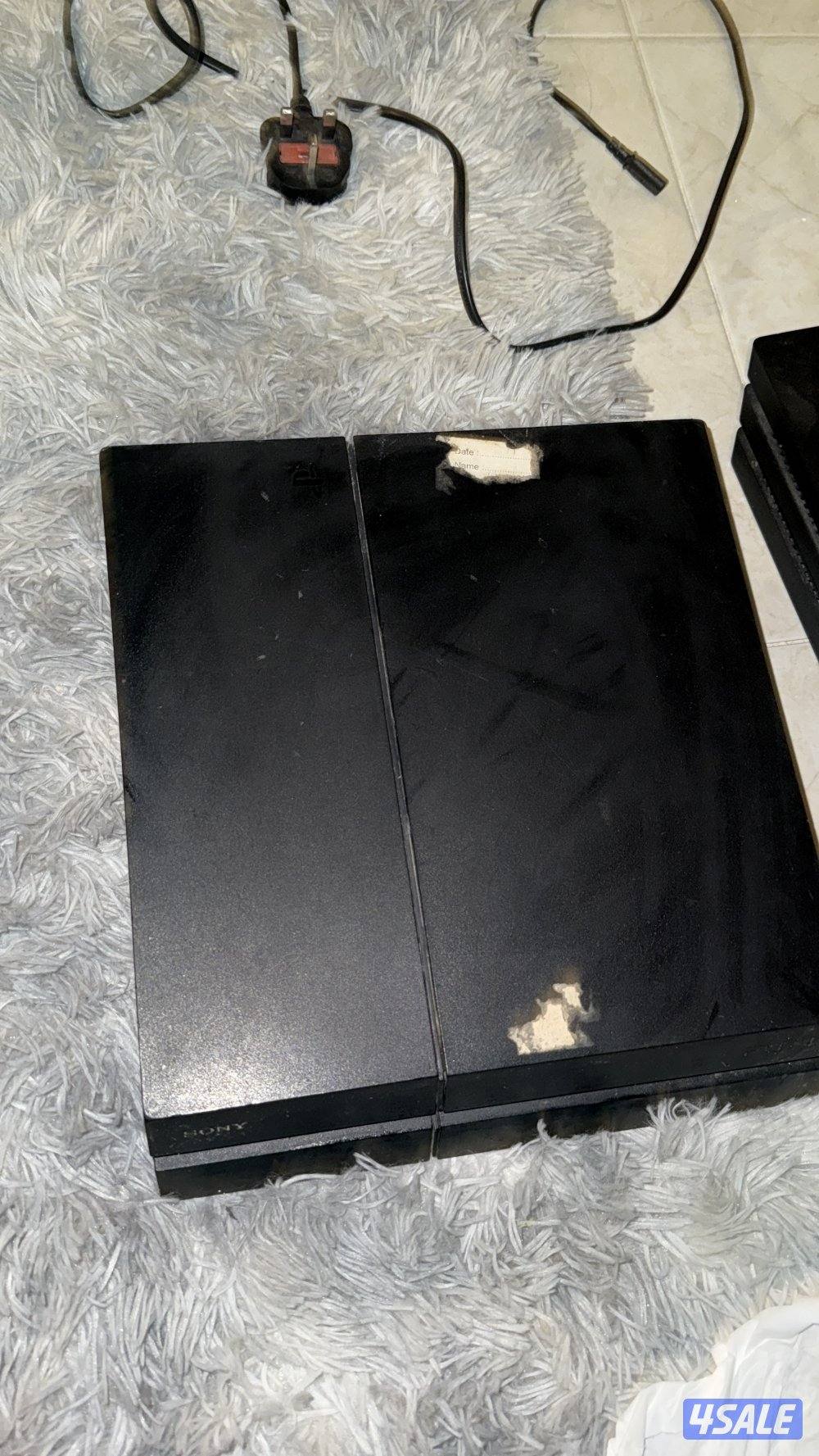 3 سوني فور وحده برو خراب بسيط باقي شغالين مع سماعه وشاشه1