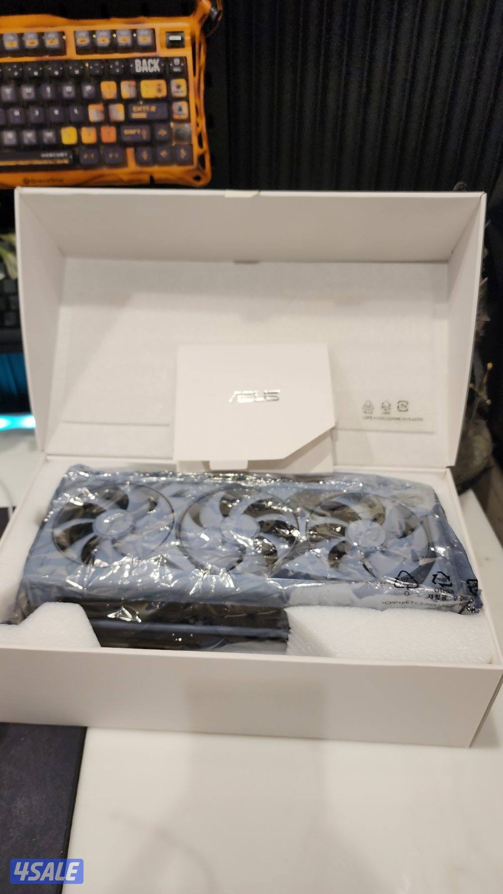 للبيع كرت شاشه نظيف مستعمل كالجديد مع كامل اغراضه بالكرتون 4080 super1