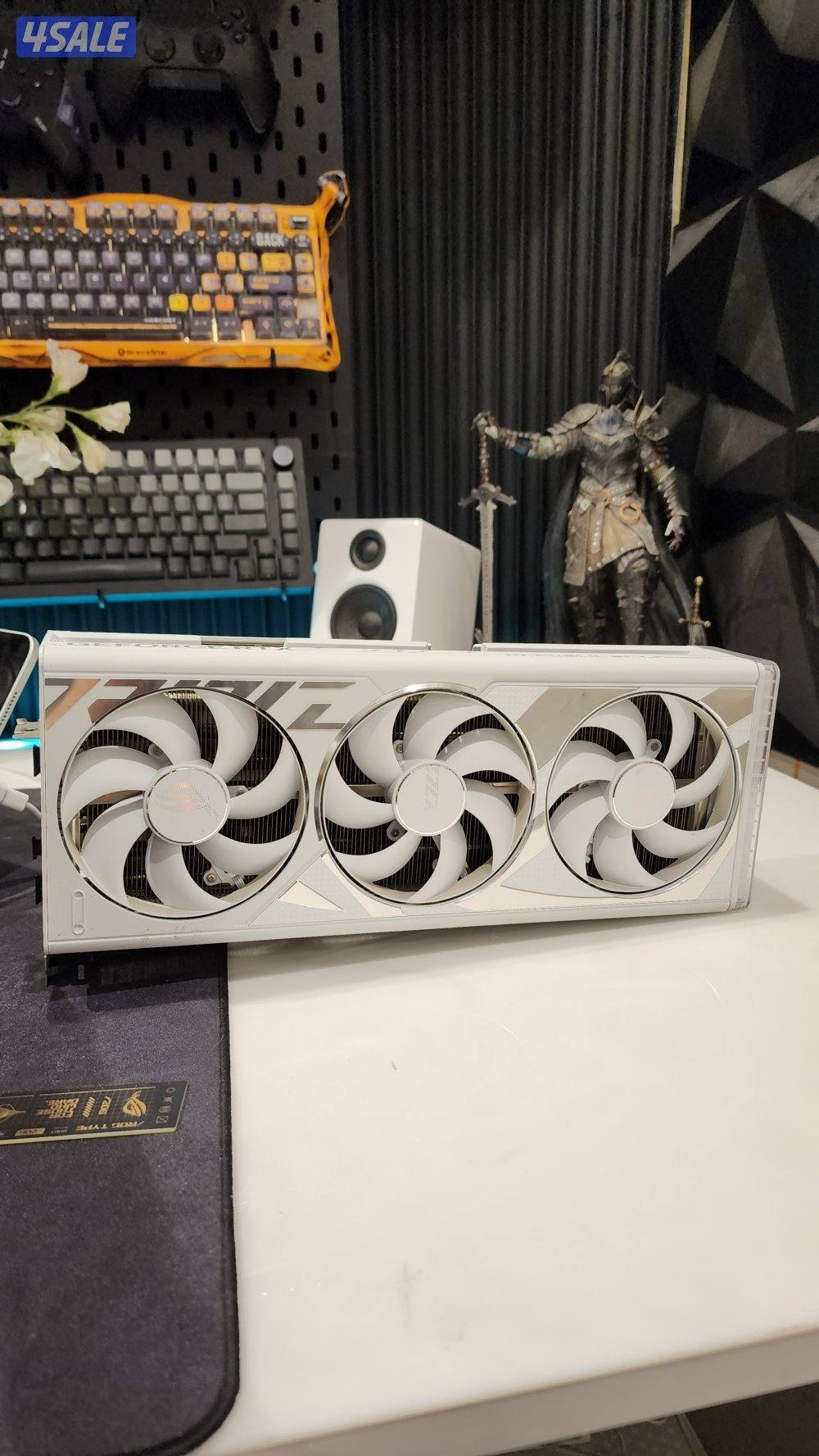 للبيع كرت شاشه نظيف مستعمل كالجديد مع كامل اغراضه بالكرتون 4080 super2