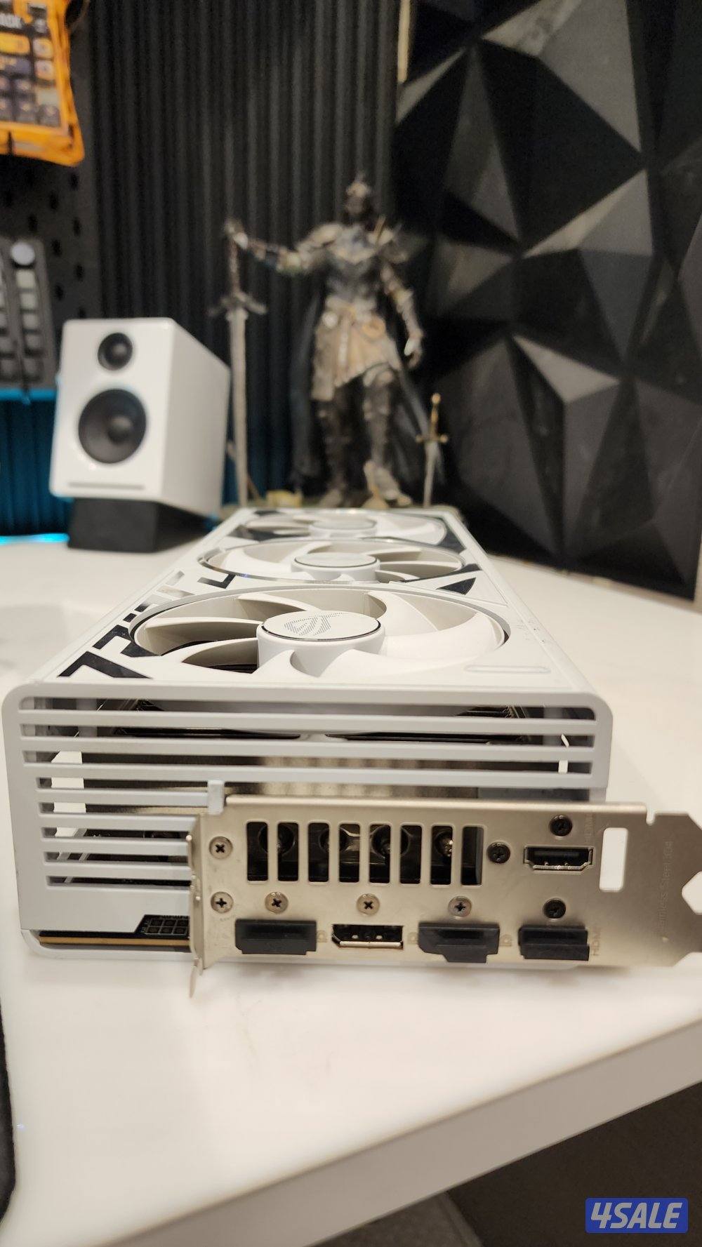 للبيع كرت شاشه نظيف مستعمل كالجديد مع كامل اغراضه بالكرتون 4080 super3