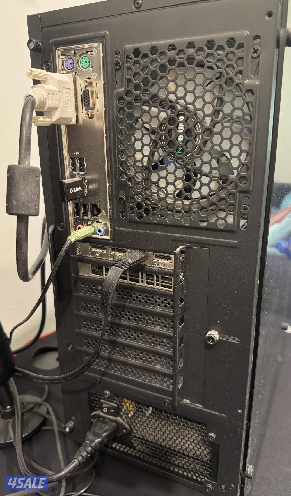 كمبيوتر ألعاب يجي مع ماوس و كيبورد و قطعة شبكه3