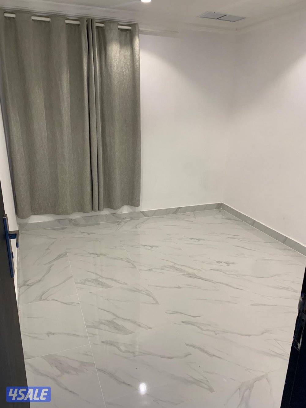 يوجد لدينا شقه غرفه وصاله ومطبخ وحمام تشطيب سوبر لوكس يوجد باركن 🚘🚙3