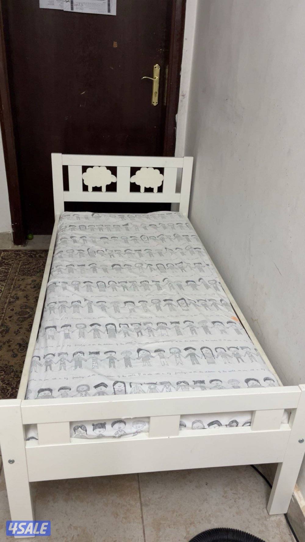 سرير أطفال من ايكيا بحاله ممتازه + المرتبه0