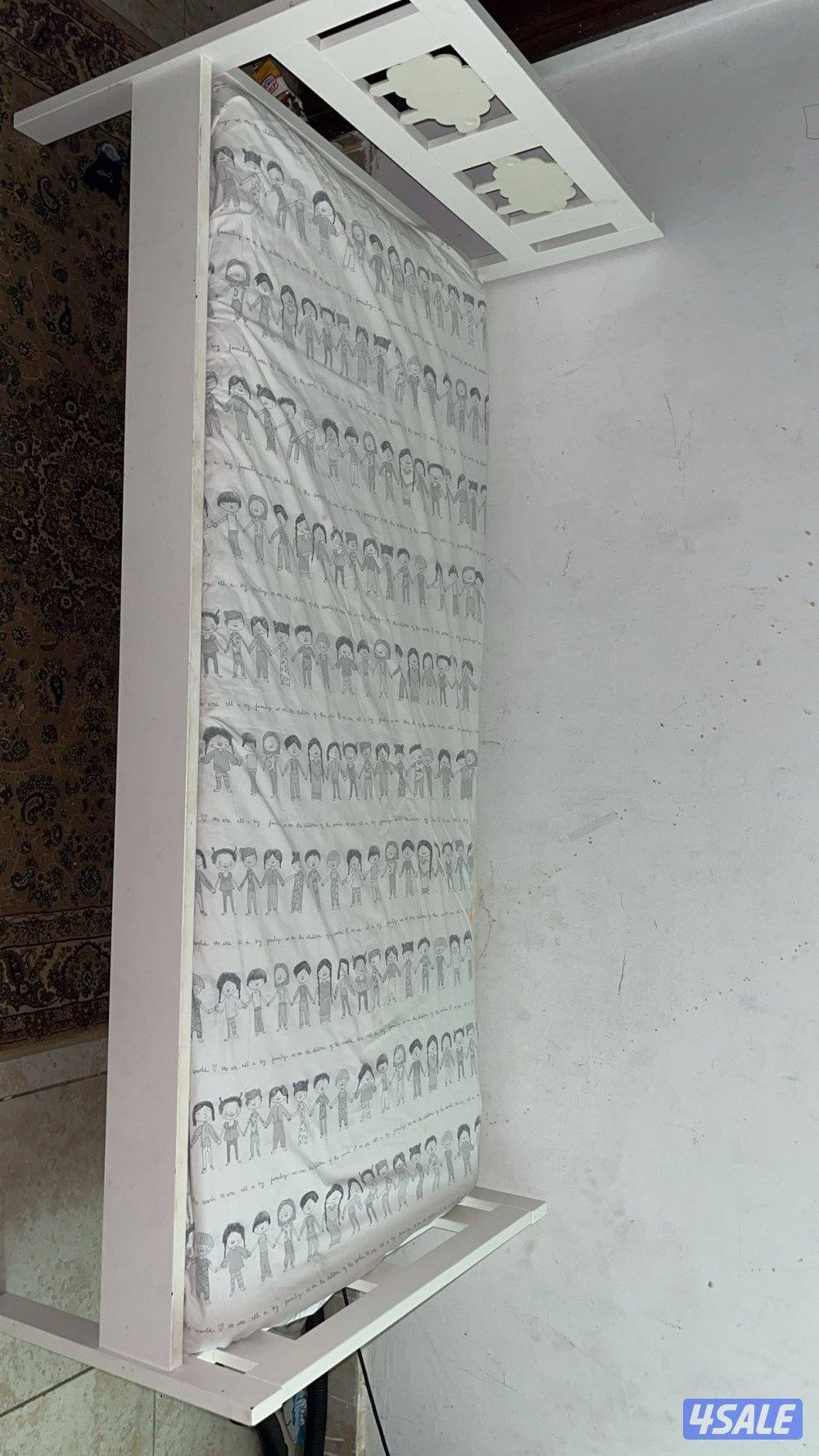 سرير أطفال من ايكيا بحاله ممتازه + المرتبه1