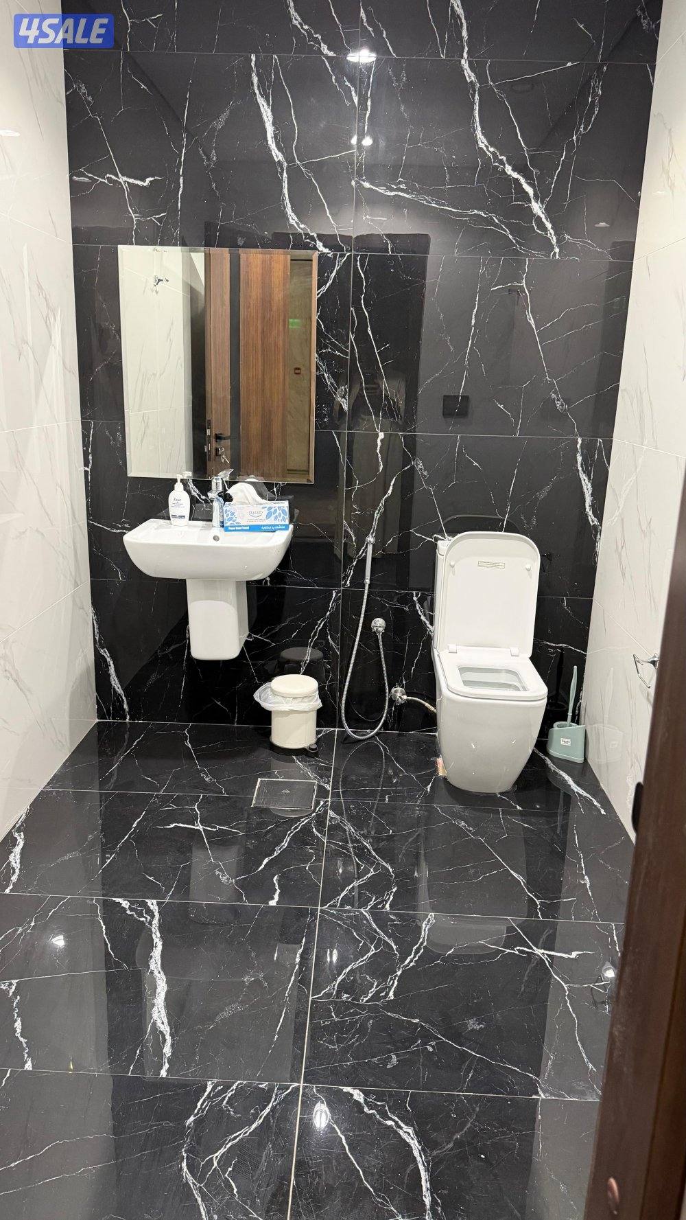 للبيع مكتب بشرق6