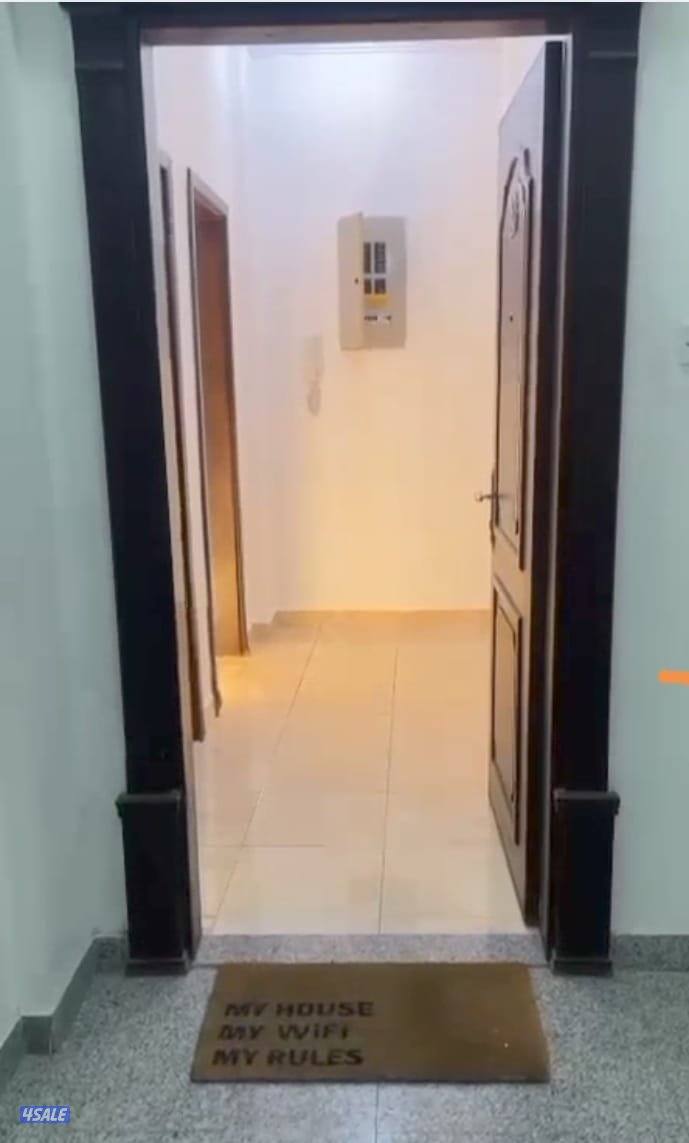 ثلاث غرف منها غرفه ماستر وحمام ومطبخ وصاله وغرفه وحمام شغال ه0