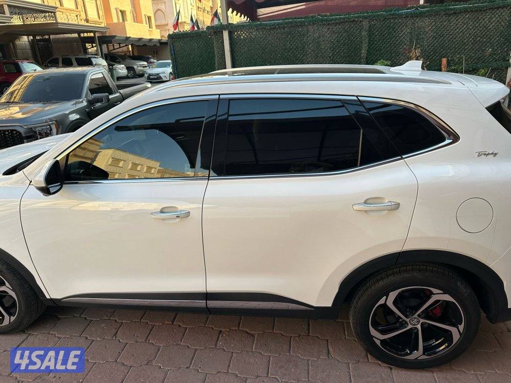 للبيع سيارة ام جي اش اس لون ابيض موديل ٢٠٢٣ من داخل تان ماشي ٦٥٠٠2