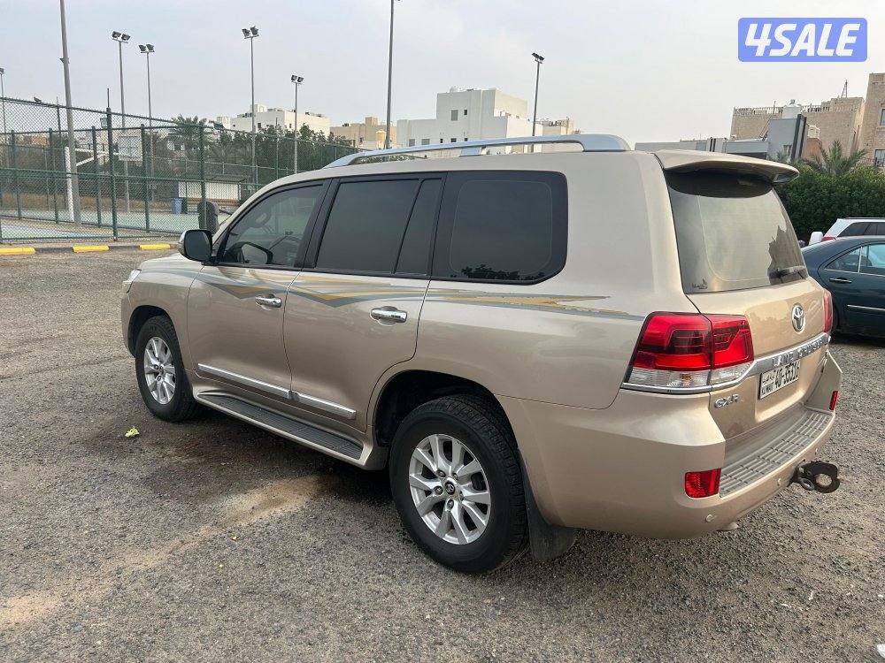 للبيع لاند كروزر gxr ٨ سلندر موديل ٢٠١٧4