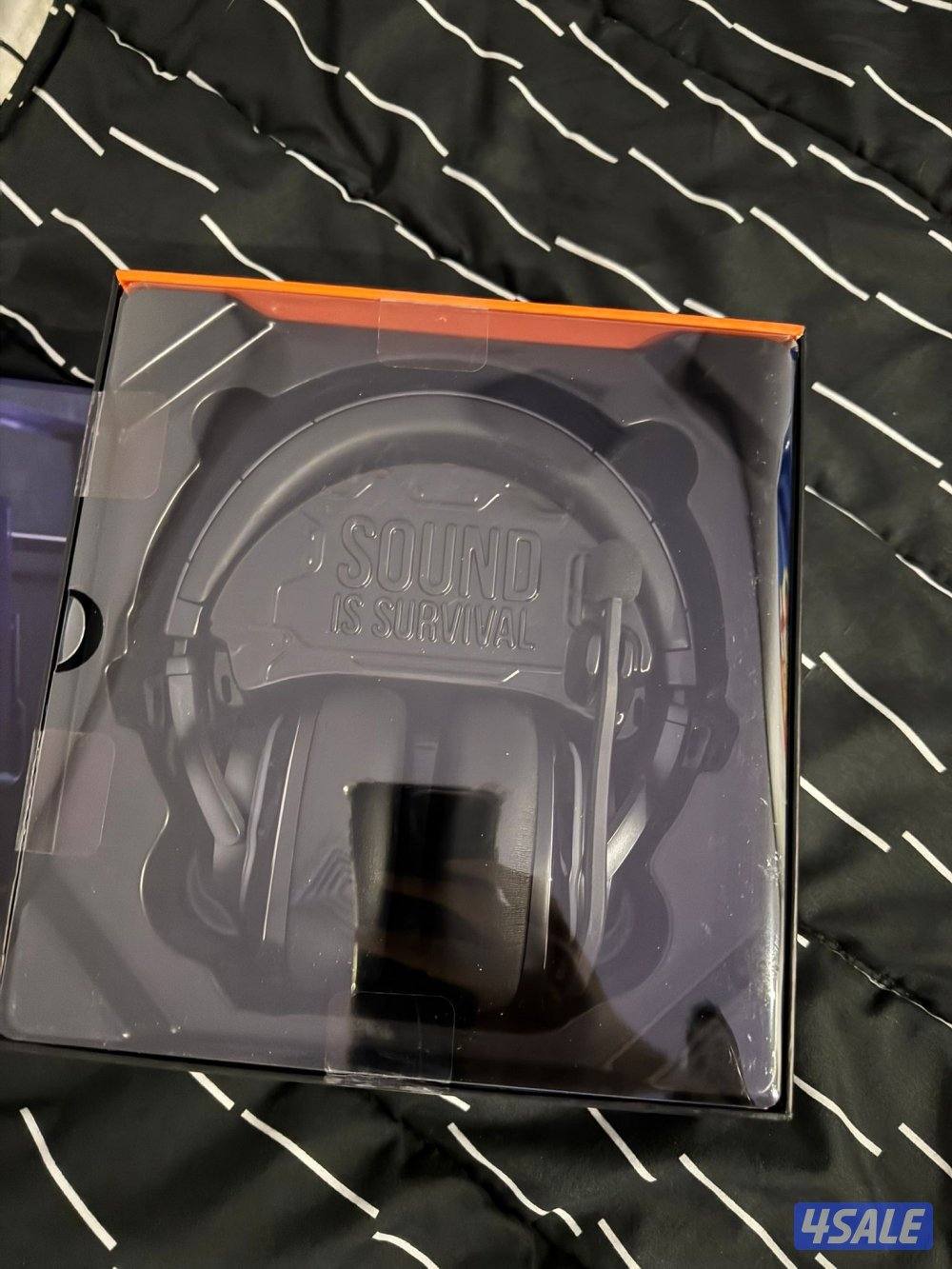 للبيع سماعة احترافية بالكرتون  JBL QUANTUM 8004