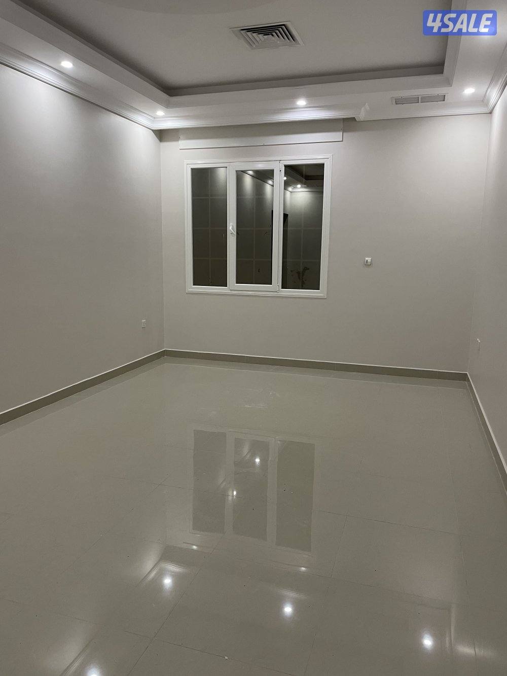 للإيجار شقة بجابر الاحمد ٣ غرف وصالة وحمامين وغرفة خادمهه مع حمام0