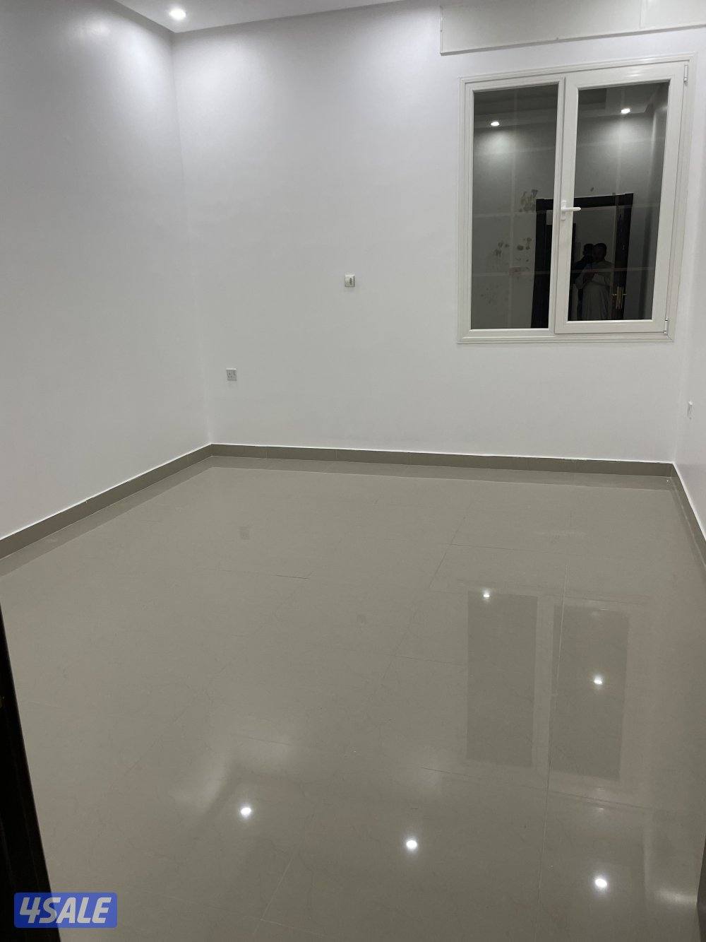 للإيجار شقة بجابر الاحمد ٣ غرف وصالة وحمامين وغرفة خادمهه مع حمام1